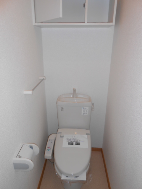 トイレ　温水洗浄便座完備・小物収納棚有り