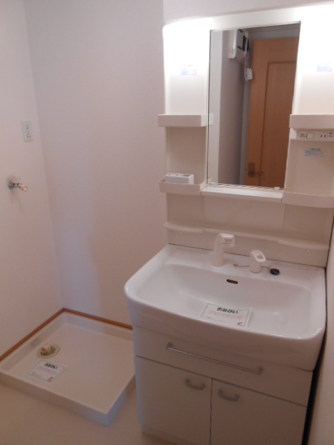 洗面設備　シャワー付洗面化粧台・屋内洗濯機置場完備
