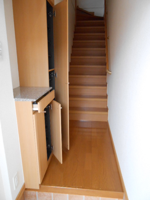 玄関　天井高シューズボックス・小物収納棚有り