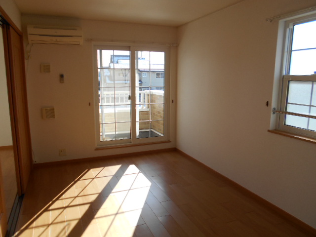 居室・リビング　南面リビング（エアコン完備）・西面に換気採光窓有り