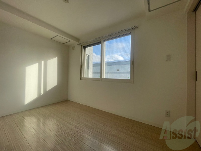 その他部屋・スペース　寝室はこちらです。光が差し込む、温かみのあるお部屋です。