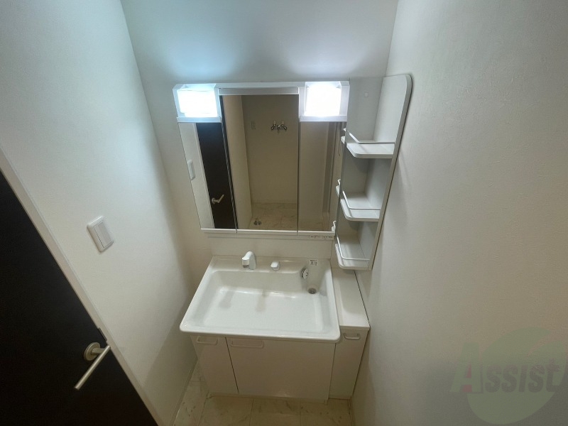 洗面設備　独立洗面台です。大きくてよいですね。朝の洗顔はこちらで。