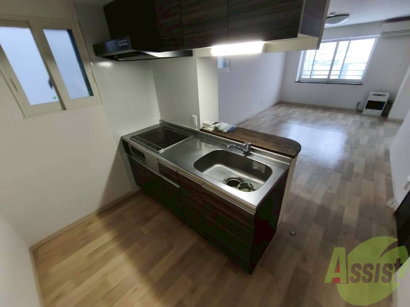 キッチン　対面キッチンになっているので料理しながらＴＶも見れますよ～。