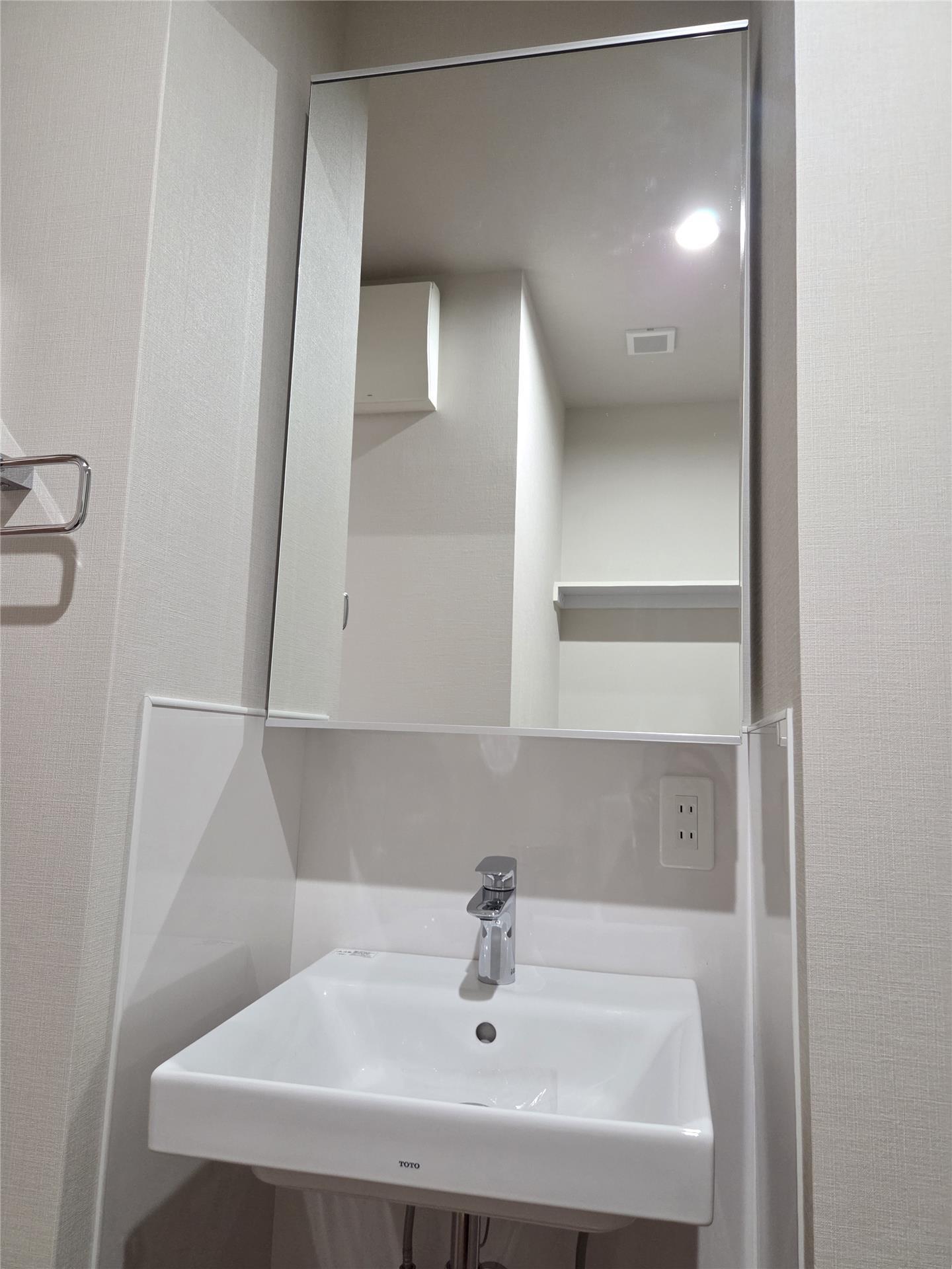 洗面設備　洗顔用品等をすっきり収納できるミラーキャビネット♪