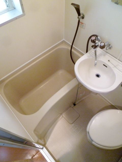 バス・シャワールーム　★お風呂には窓が有ります★