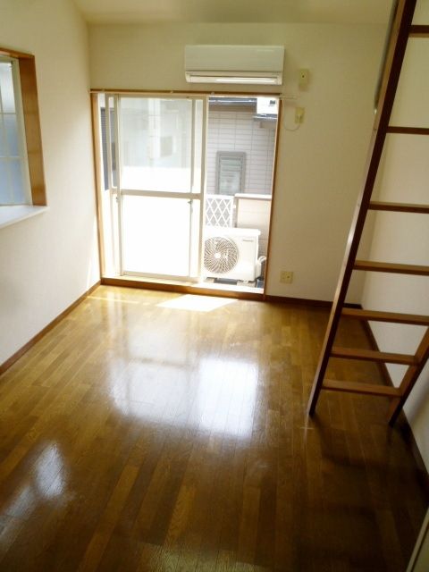 居室・リビング　★角部屋★出窓あり★