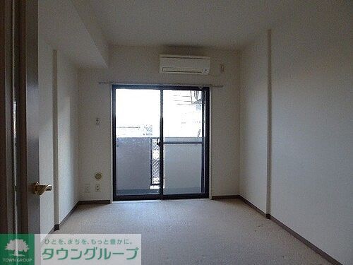 居室・リビング　洋室（約6.8畳）