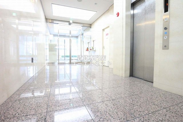 エントランス　毎日通る場所だからこそ、洗練された空間に