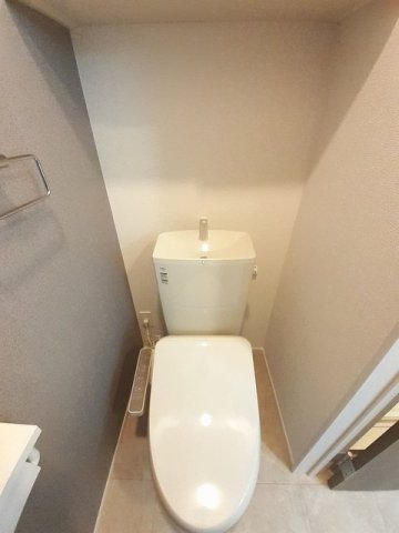 トイレ　落ち着いた色調のトイレです