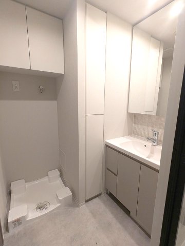 洗面設備　トイレと独立した洗面脱衣室、2面鏡付ハンドシャワー付洗面台、