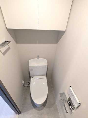 トイレ　洗面室と独立した温水洗浄便座です、ペーパーホルダーにスマホス