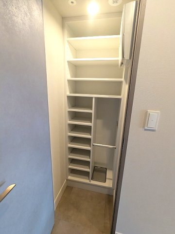 玄関　キャリーケースも置けるシューズインクローゼットです