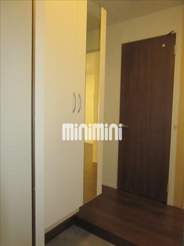 玄関　玄関は下駄箱が付いていますよ。