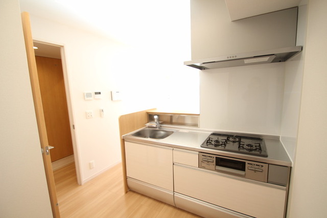 キッチン　キッチンはガス３口グリル付き♪