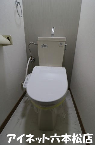 トイレ　温水洗浄便座完備です。