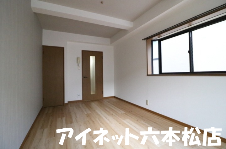 その他部屋・スペース　別角度の洋室です。