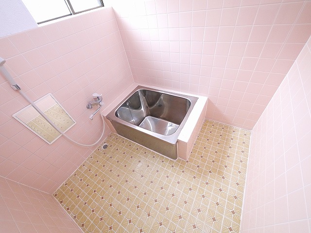 バス・シャワールーム　落ち着いた空間のお風呂です