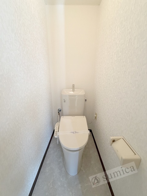 トイレ　人気アイテムの温水洗浄便座。清潔感のあるトイレです。