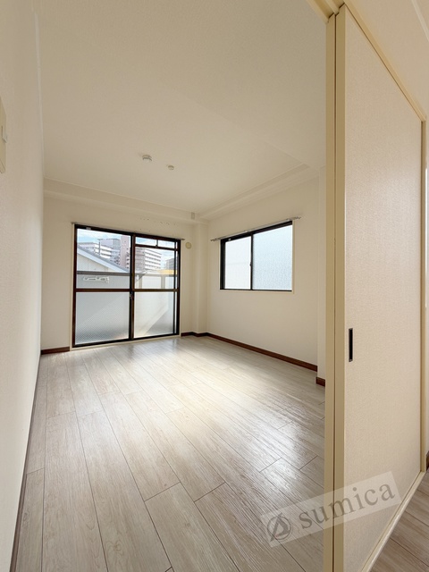 バルコニー　おおきな窓で明るさを演出。