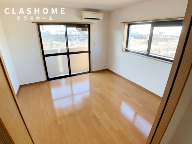 居室・リビング　同物件の別部屋になります。