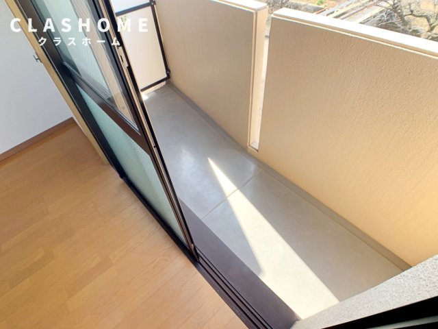 バルコニー　同物件の別部屋になります。