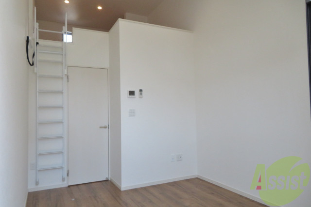 居室・リビング　ベランダ側から洋室を撮影しました。家具をどう置こうかな～。