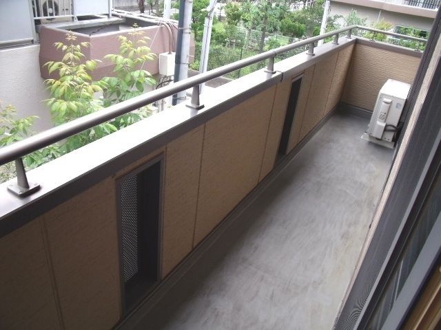 バルコニー　奥行きのあるバルコニー