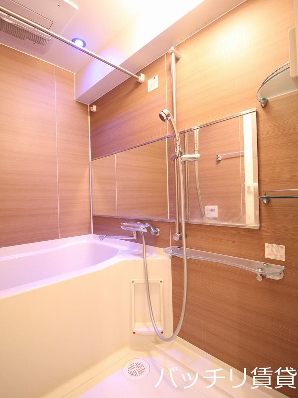 バス・シャワールーム　画像は別号室タイプの為、現状を優先致します。