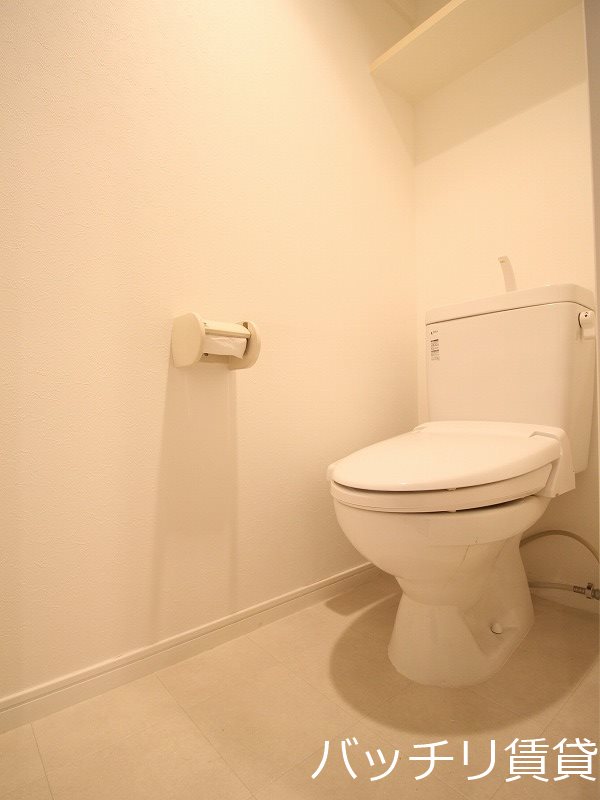 トイレ　画像は別号室タイプの為、現状を優先致します。
