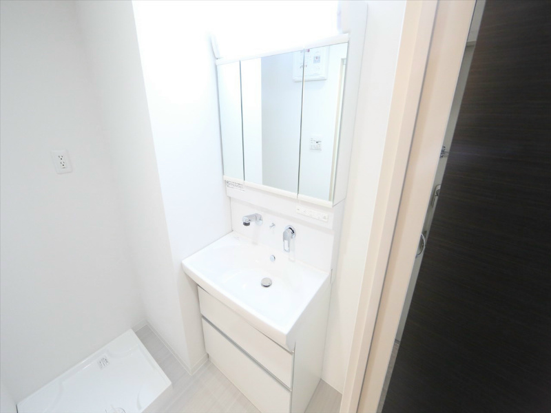 洗面設備　脱衣所　独立洗面台付（シャンプードレッサー）収納スペース有