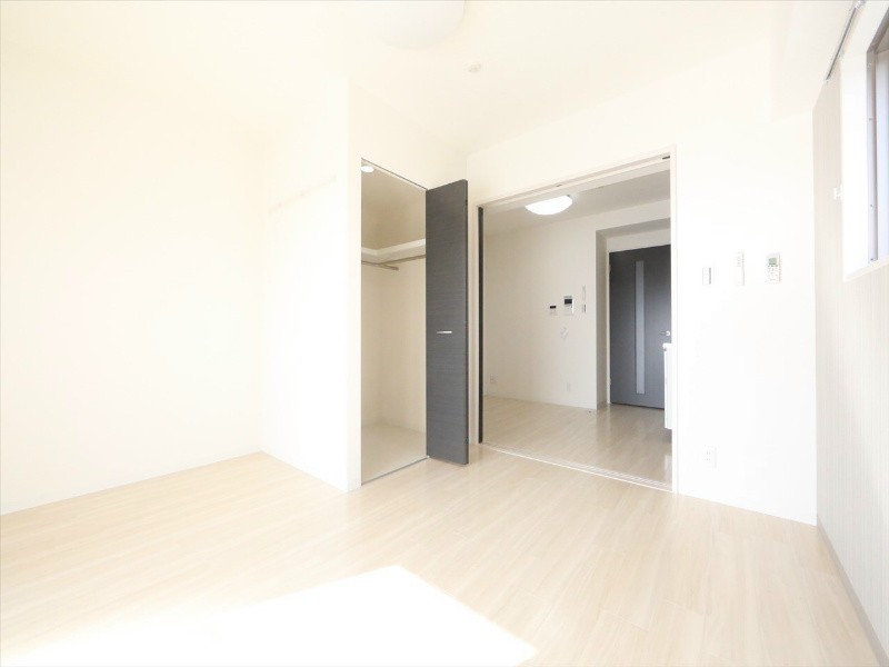 居室・リビング　洋室7.7帖　ＤＫ6帖　つなげても仕切っても使えます