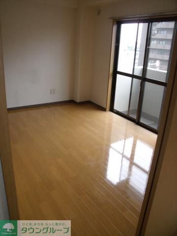 居室・リビング　明るい寝室です