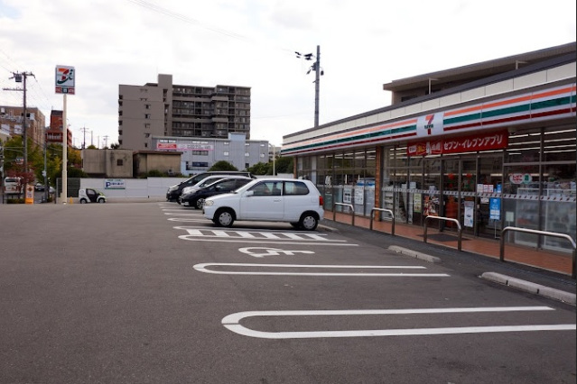 コンビニ　セブンイレブン吹田朝日が丘店（コンビニ）まで740m