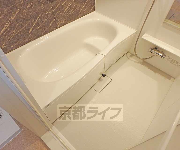 バス・シャワールーム　ゆったりしたバスルームです