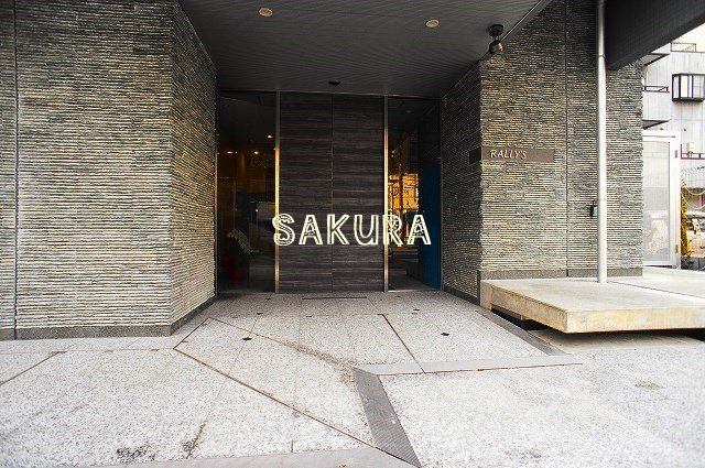 エントランス　重厚感のある建物デザイン♪