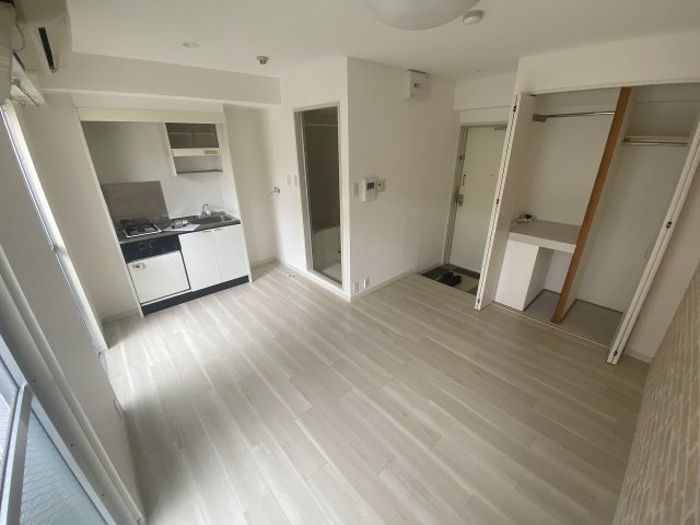 居室・リビング　床色が明るい色合いで、とてもきれいです！