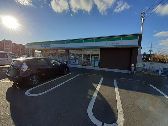 コンビニ　ファミリーマート（コンビニ）まで200m