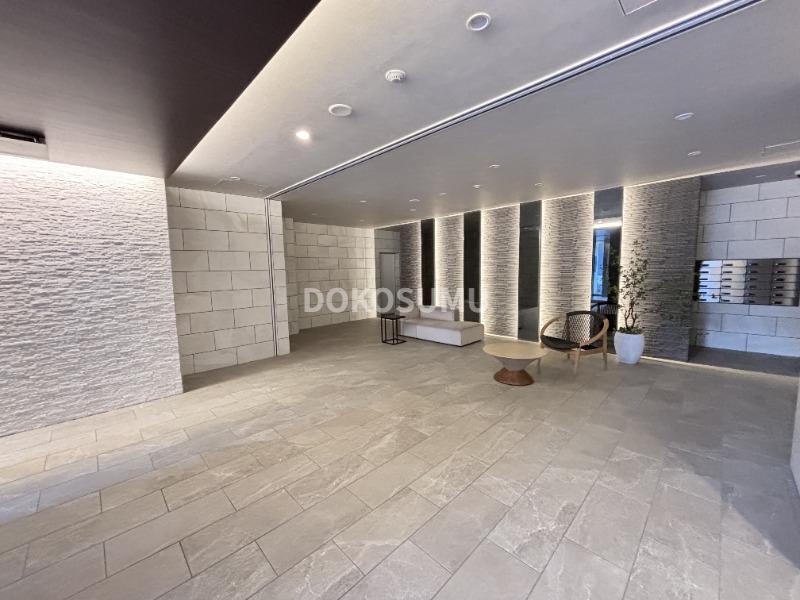 エントランス　オンからオフへ。心地よい静寂へといざなうエントランス。