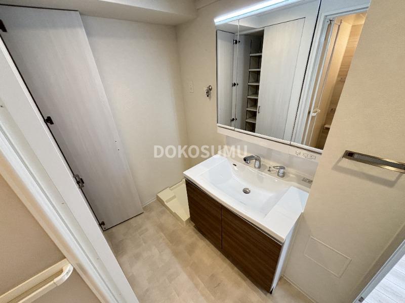 洗面設備　忙しい朝もスムーズに。使いやすさを追求した清潔な洗面空間。