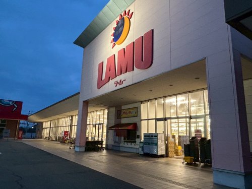 スーパー　ラ・ム―伊予西条店（スーパー）まで527m