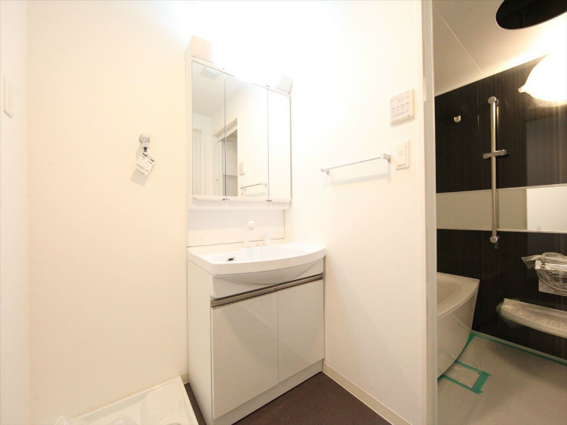 洗面設備　脱衣所　独立洗面台（シャンプードレッサー付）収納スペース有