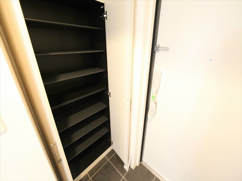 玄関　玄関　シューズボックス付（収納充実してます）