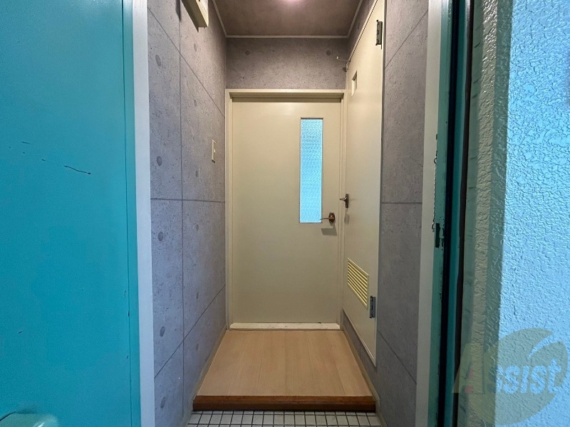 玄関　玄関です。すぐ広いリビングにつながっています。