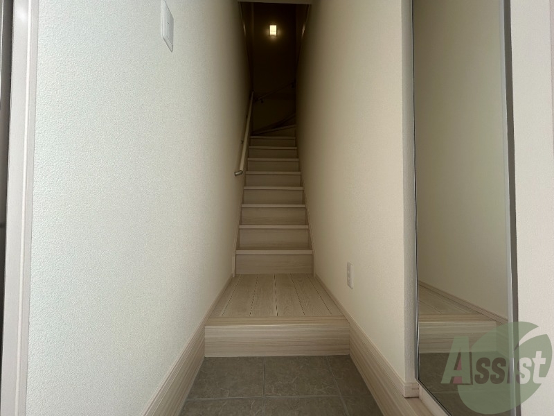 玄関　玄関から撮影しました。明るい印象ですね。