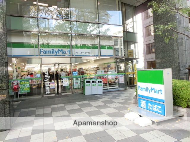 コンビニ　ファミリーマート（コンビニ）まで800m