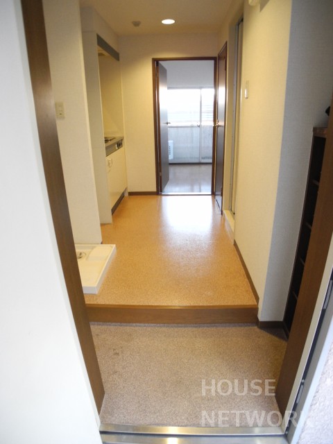 玄関　女子専用マンション。水道代込みです。