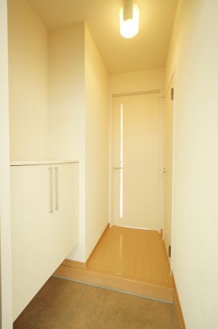 玄関　※同物件・同タイプの写真です。