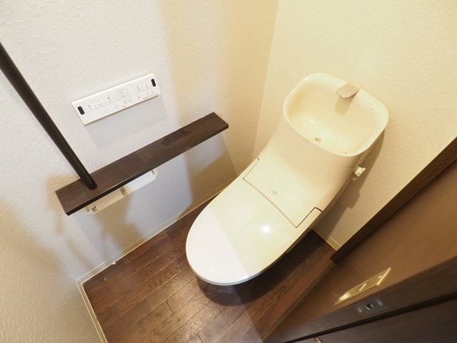 トイレ　落ち着いた色調のトイレです