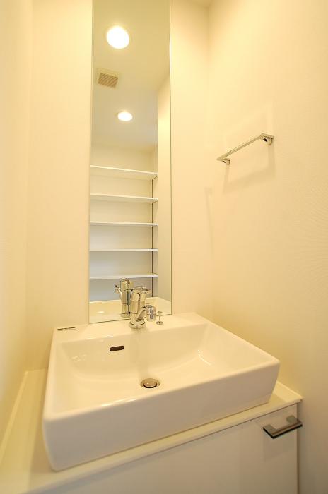 洗面設備　ゆったりとスペースのある洗面所