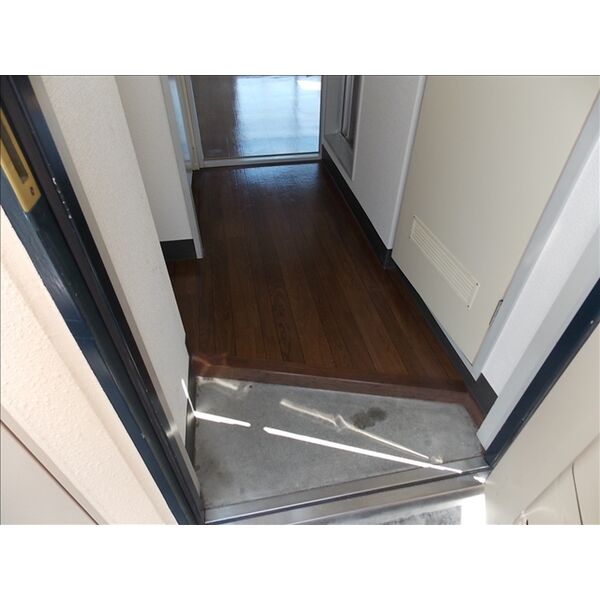 玄関　写真は305のものです